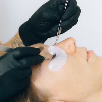 Лунный календарь наращивания ресниц — лучшие дни и советы по уходу