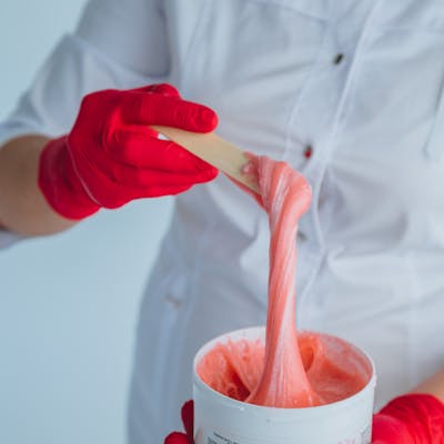 Шугаринг и воск по лунному календарю 2026 — лучшие дни для эпиляции